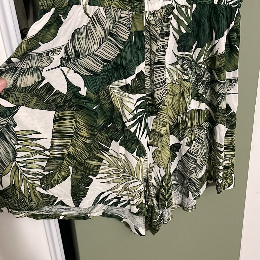 H&M Women’s Palm Tree Romper, Size Medium, Excellent Condition and Super Cute! - Picture 2 of 4